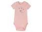 Roze baby romper met bloemenprint en 'Love & cuddles' tekst.