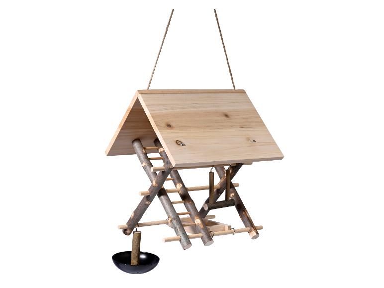 Houten vogelvoederhuisje met dak en kom voor water of voedsel.