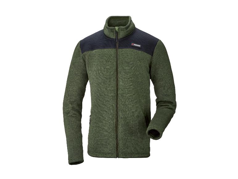 Groen fleecejack met zwarte schouderstukken en opstaande kraag.