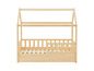 Een houten kinderbed met een huisvormig frame, een opklapbaar zijhekje en twee laden.