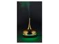 Gouden aroma diffuser met groen licht en rook op een donkere achtergrond