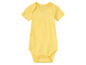 Een gele baby romper met korte mouwen.