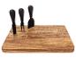 Houten kaasplank met drie zwarte kaasmessen.