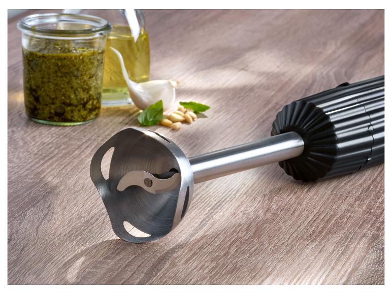 Staafmixer met pesto, olijfolie, knoflook, pijnboompitten en basilicum.