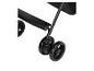 Wielen en basis van een zwarte kinderwagen