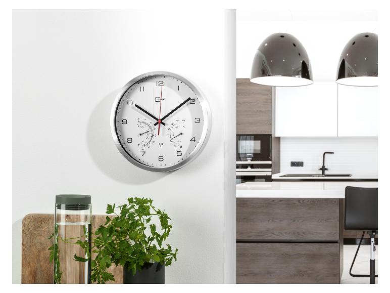 LIVARNO wandklok met thermometer en hygrometer in een moderne keuken.