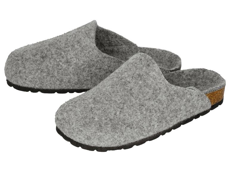 Een paar grijze vilten pantoffels met een zwarte zool en kurkdetails.