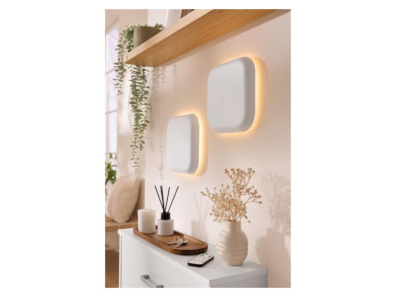 Twee LIVARNO® accu-led-wandlampen die een gezellige hal verlichten.
