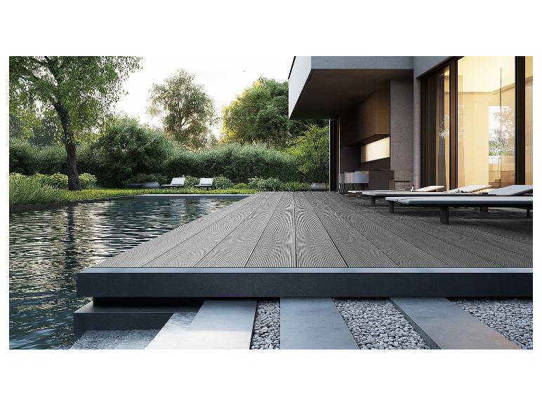 Modern terras met composiet vlonderplanken, zwembad en ligstoelen in de tuin.