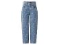 Blauwe kinderjeans met een kleurrijk hartjespatroon.