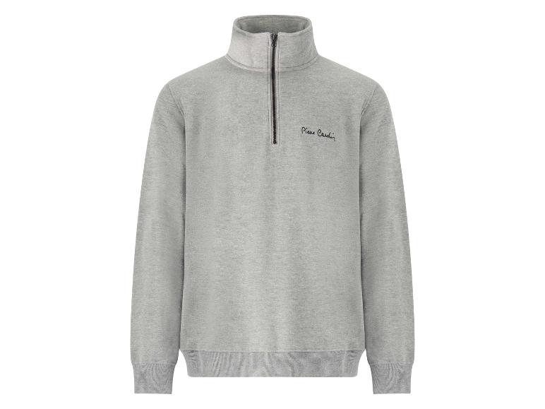 Grijze sweater met kwartrits en hoge kraag, met een geborduurd logo op de borst.