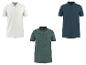 Drie poloshirts: wit, groen met bladpatroon en donkerblauw.