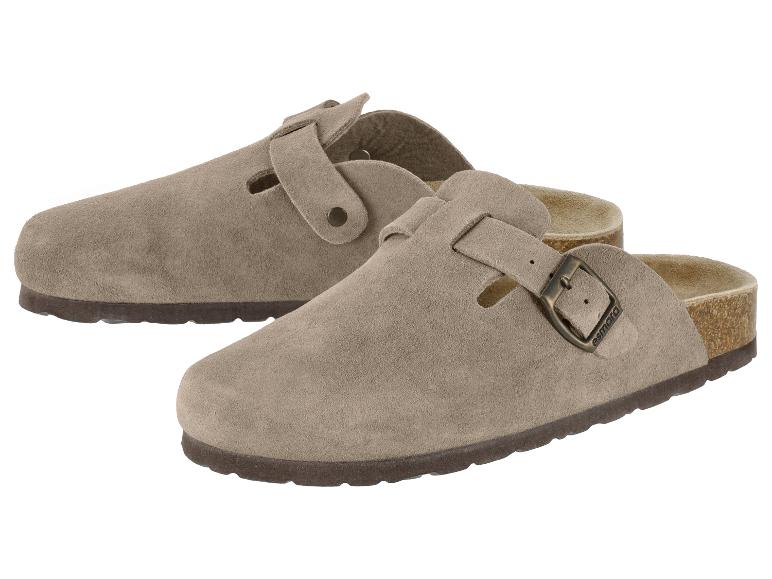 Beige suède klompen met metalen gespen en kurkzool.