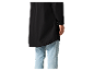 Een lange zwarte jas over een jeans.