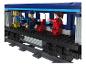 Speelgoedtrein met blauwe wagons, rails en drie figuren, inclusief een conducteur.