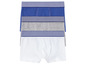 Drie paar boxershorts in wit, grijs en blauw.