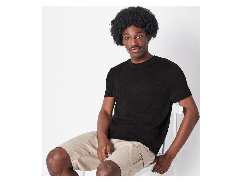 Zwarte geribbelde t-shirt en beige cargo shorts voor heren.