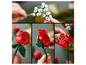 LEGO-rozen en een bloemscherm met witte bloemetjes.
