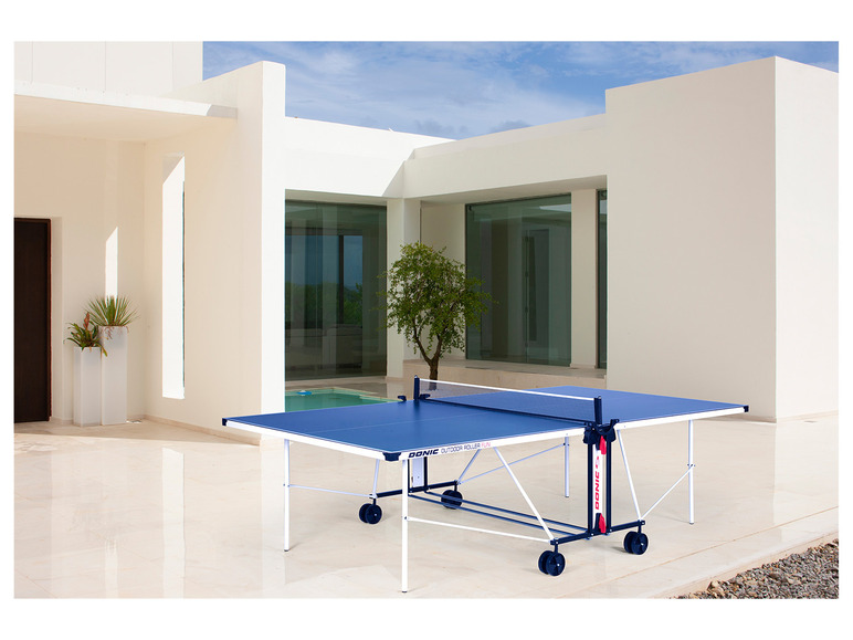 Een blauwe tafeltennistafel van Donic met wielen, buiten
