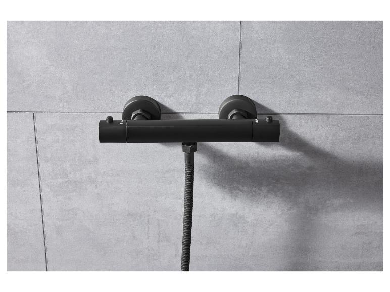 Zwarte, wandgemonteerde thermostaat douchekraan.