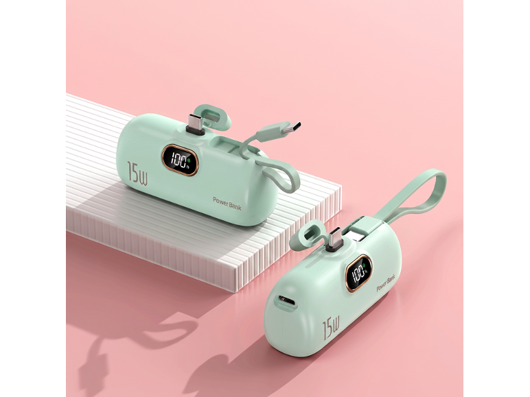 Twee mintgroene draagbare powerbanks met 100% en 15W display, op een roze en witte achtergrond.
