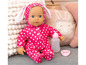 Een babypop in een roze onesie met witte stippen, een flesje en een speen.