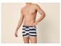 Man zonder shirt in wit-blauwe gestreepte boxershort