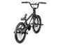 Zwarte BMX-fiets met groene en gele accenten, van achteren gezien.