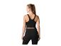 Vrouw in zwarte sport crop top en legging, achteraanzicht