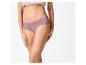Vrouw in mauve katoenen slip en roze crop top, poserend met handen op dijen.