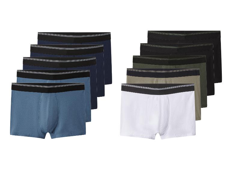 Twee sets herenboxershorts, één in blauwtinten en de andere in zwart, wit en olijfgroen.