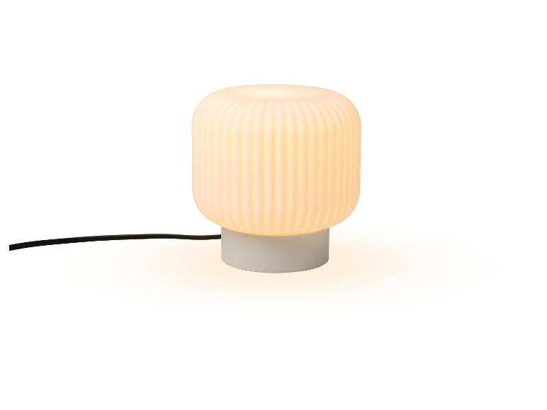 Tafellamp met een witte basis en een geribbelde, witte kap.