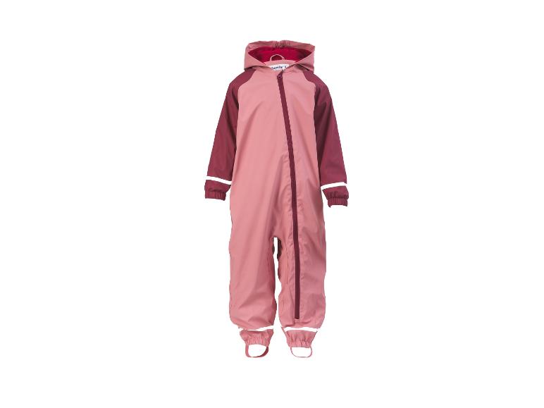 Roze en bordeauxrode waterdichte kinderoverall met capuchon en reflecterende strepen.