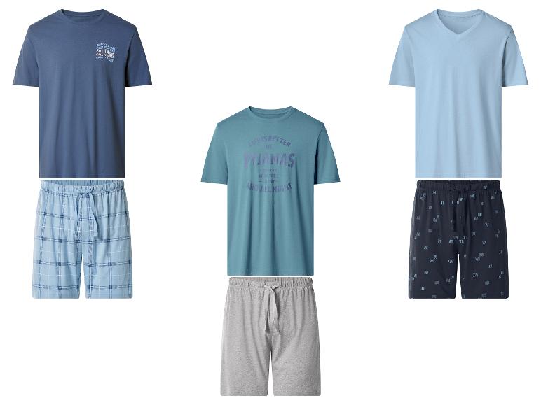 Drie herenpyjamasets: blauw met 'Call it a day' tekst, teal met 'Life is better in pyjamas' tekst en lichtblauw met bedrukte shorts.