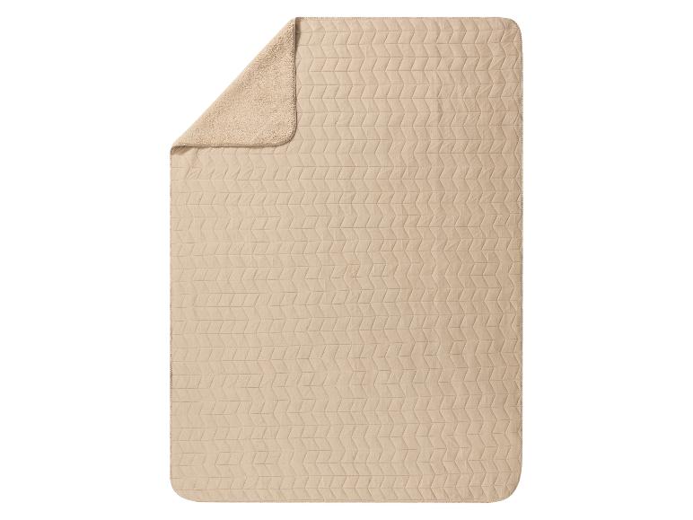 Beige dekbed met geometrisch patroon en zachte fleece binnenkant.