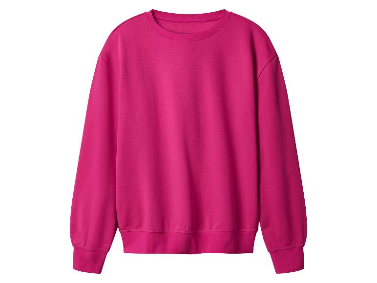 Een eenvoudige fuchsia sweater met lange mouwen en ronde hals.