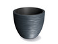 Een donkergrijze bloempot met een gegroefd ontwerp.