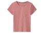 Roze T-shirt met korte mouwen op een witte achtergrond.
