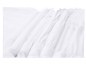 Detail van witte geplooide stof met vouwen en stiksels.