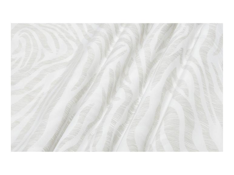 Witte stof met een abstract lichtgrijs zebrapatroon, zacht gedrapeerd.