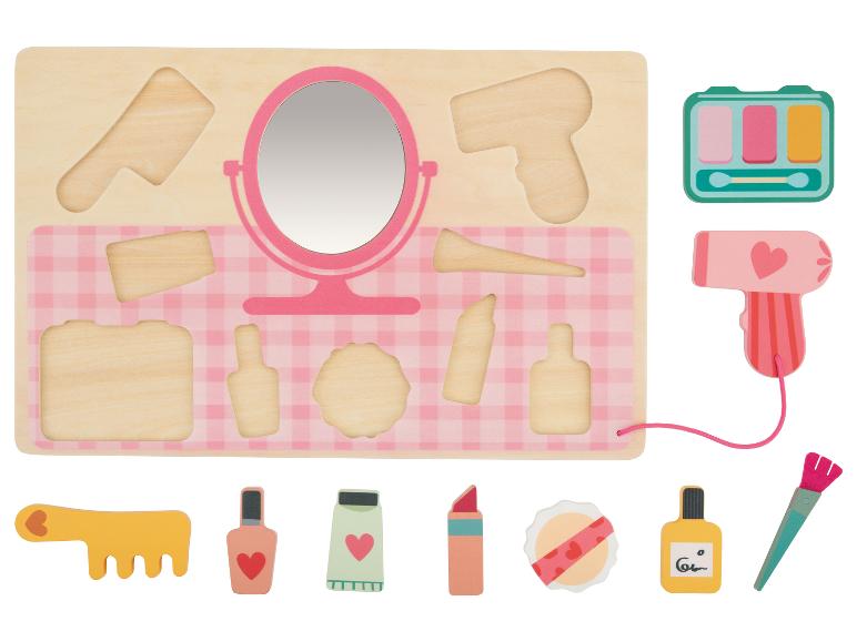 Houten speelset met schoonheidsthema, inclusief spiegel, föhn en cosmetische producten.