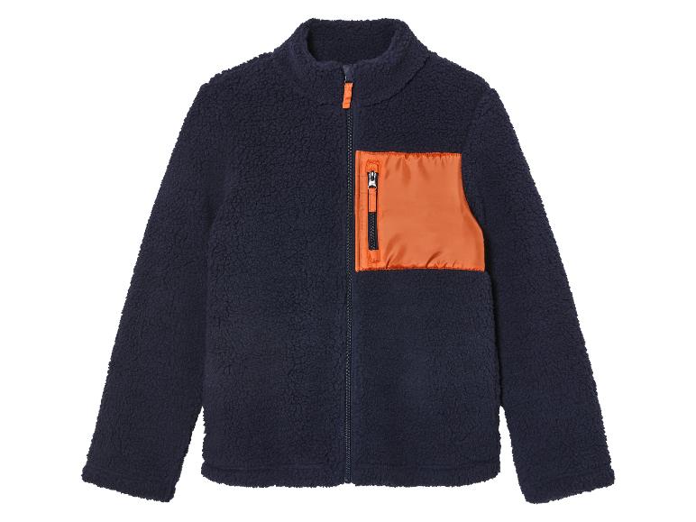 Een donkerblauwe fleecejas met een oranje borstzak.