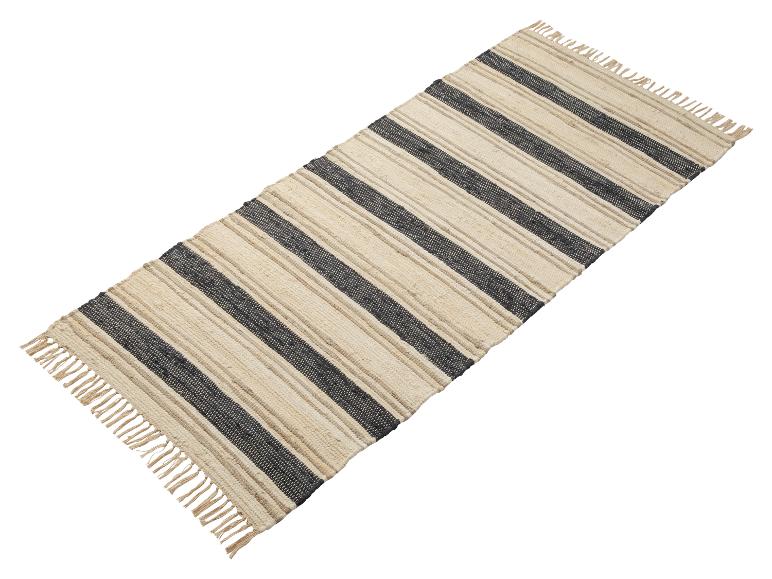 Een gestreept vloerkleed met franjes.