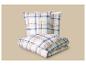 Deken en twee kussens met blauw en beige ruitpatroon.