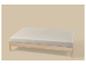 Licht houten bedframe met een lichtgrijs matras op een beige achtergrond.
