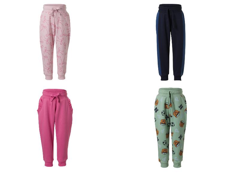 Kinder joggingbroeken: roze met strikjes, marineblauw, fuchsia en groen met beren en ballen.