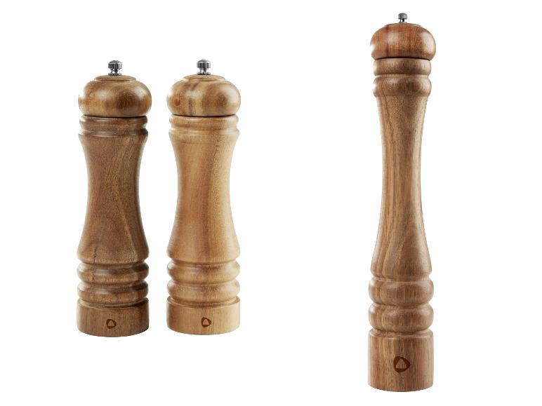 Drie houten pepermolens: twee kleine en één grote.