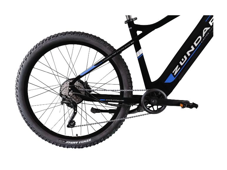 Achterkant van een zwarte Zündapp elektrische fiets met Kenda banden.