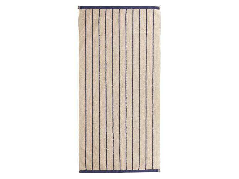 Een beige handdoek met donkerblauwe strepen.
