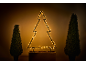 Verlicht kerstboomsilhouet met twee potvormige bomen.